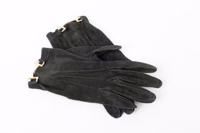 CELINE Paire de gants en veau velours noir, patte de poignets mors en métal doré....