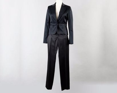 Tara JARMON, JITROIS Tailleur pantalon en satin noir composé d'une veste à col châle...