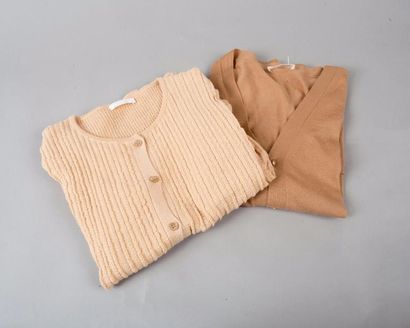 CHLOE Lot composé de deux cardigans beige, l'un en lin, encolure ronde, simple boutonnage...