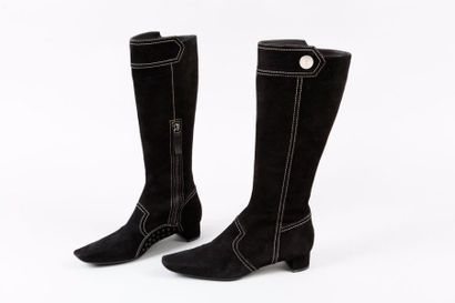 Tod's Paire de bottes zippées en daim noir, semelle en caoutchouc, talon recouvert...