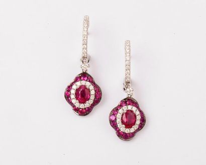 null Paire de boucles d’oreilles en or gris ornées de rubis ovales dans un double...