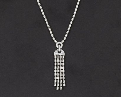 null PIAGET - Collier en or gris orné d’un motif central « pompon » serti de diamants...