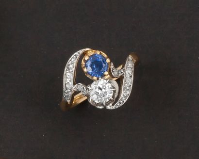 null Bague « Toi et Moi » en or jaune ornée d’un saphir et d’un diamant taillé en...