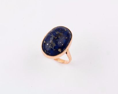 null Bague en or jaune ornée d’un cabochon de lapis-lazuli. P. 7,2g.