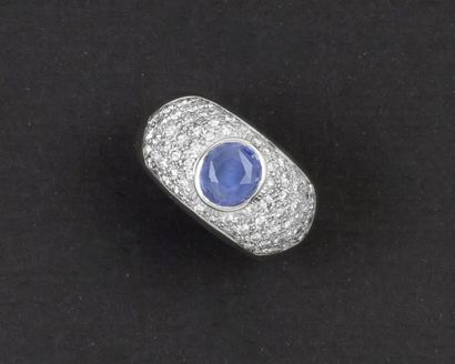 null Bague jonc en or gris ornée d’un saphir ovale épaulé d’un pavage de diamants...