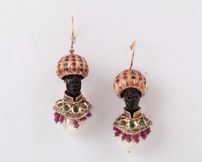 null Paire de pendants d’oreilles « Tête de Maure » en or rose 9K et argent ciselés...