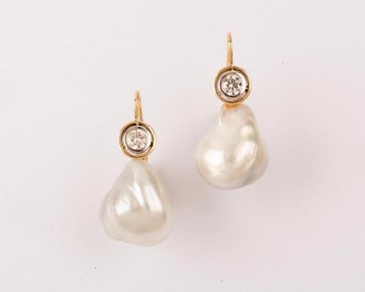 null Paire de boucles d’oreilles en or de deux couleurs ornées chacune d’une perle...