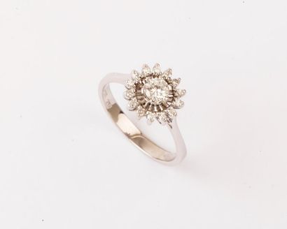  Bague « Fleur » en or gris ornée d’un diamant taillé en brillant dans un entourage...