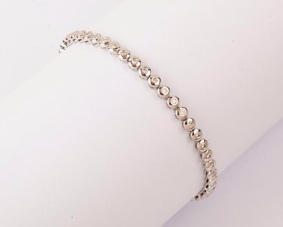 null Bracelet ligne en or gris entièrement serti de diamants taillés en brillant....