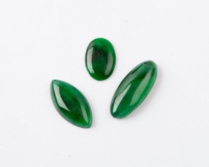 null Trois cabochons de jade. Poids : 11,39 carats. Avec certificat du Laboratoire...