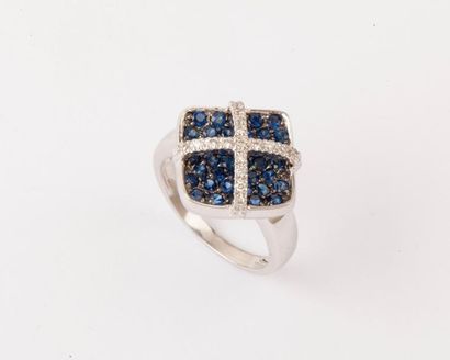 null Bague en or gris ornée d’un motif géométrique serti de saphirs surmonté de deux...