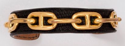 null HERMES - Bracelet jonc ouvert en métal doré à décor de chaîne d’ancre sur cuir....
