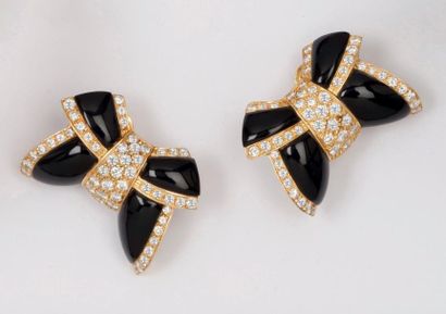 null Paire de boucles d’oreilles « Nœud » en or jaune et onyx serties de diamants...