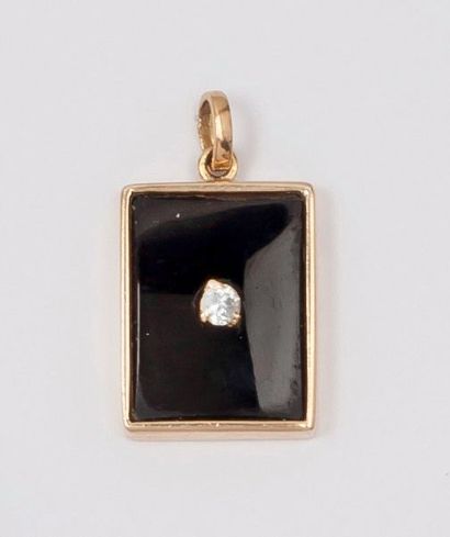 null Pendentif en or jaune orné d’un diamant taillé en brillant et d’onyx. P. 3,4 g....