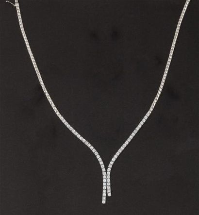 null Collier en or gris orné de deux lignes asymétriques comprenant 56 diamants taillés...
