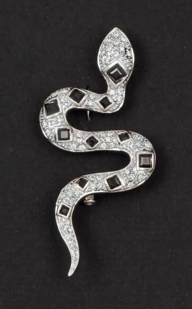 null Broche « Serpent » en or gris pavée de diamants taillés en brillant et saphirs....
