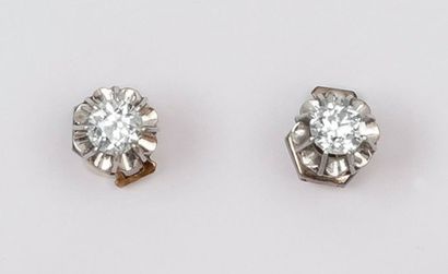 null Paire de boutons d’oreilles en or gris ornés chacun d’un diamant taillé en brillant....