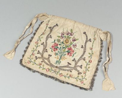 null Un lot de 7 pièces : trois sacs en soie crème, l’un, broderies Beauvais à décor...