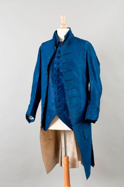 null Un lot : un ensemble de deux gilets et une veste d’habit assortis en soie bleue...
