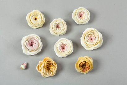 SÈVRES et divers 
Huit roses émaillées jaune....