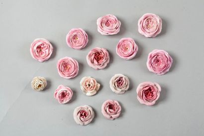 null SÈVRES et divers

Quinze roses à décor polychrome naturel de taille différentes.

XIXème...