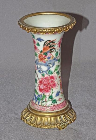 null Vase cornet en porcelaine de la Compagnie des Inde à décor de coq et de pivoines...