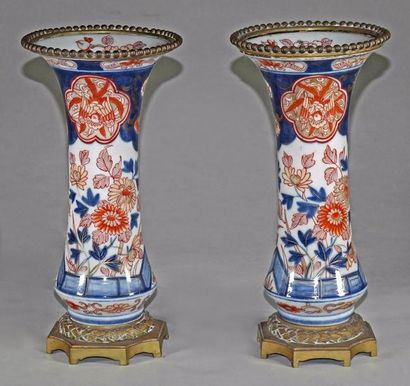 null Paire de vases cornet en porcelaine du Japon à décor Imari, la monture bronze...