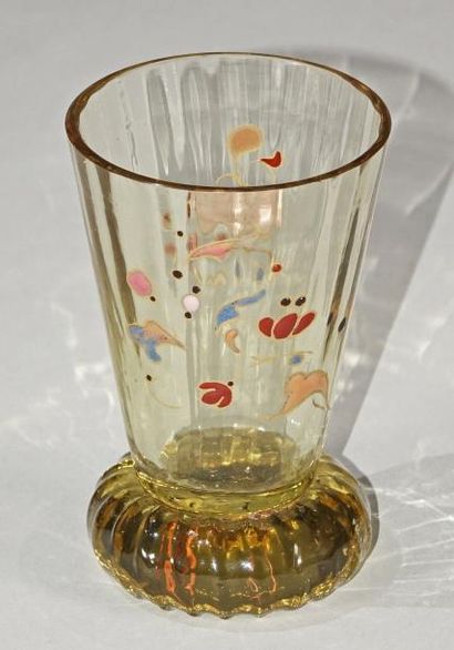 null Emile GALLÉ 

Vase miniature en verre fumé et émaillé à décor floral polychrome.

Signé...