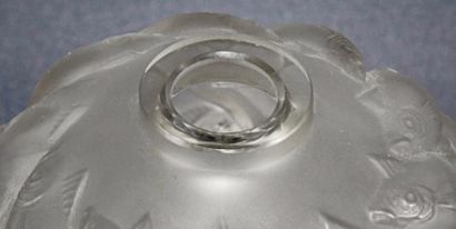 null R. LALIQUE France

Vase «Camaret» en verre blanc soufflé moulé opalescent. Signé...