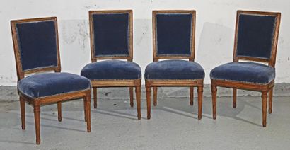 null Suite de quatre chaises en bois naturel mouluré et sculpté, les dossiers rectangulaires,...