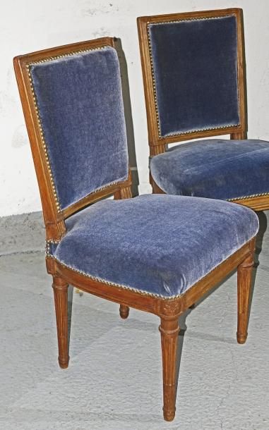 null Suite de quatre chaises en bois naturel mouluré et sculpté, les dossiers rectangulaires,...