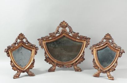 null Paire de petits miroirs et un miroir, en forme d'écusson, en bois sculpté et...