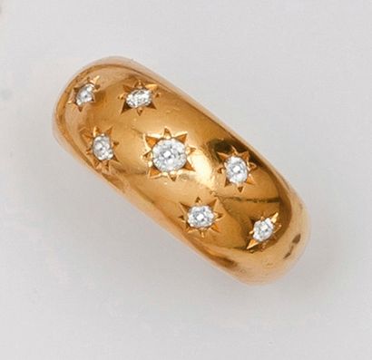 null Bague « Boule » en or jaune ornée de diamants taillés en brillant en serti étoilé....
