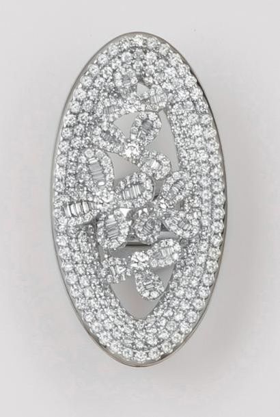 null Bague en or gris ajouré à décor de fleurs entièrement sertie de diamants taillés...