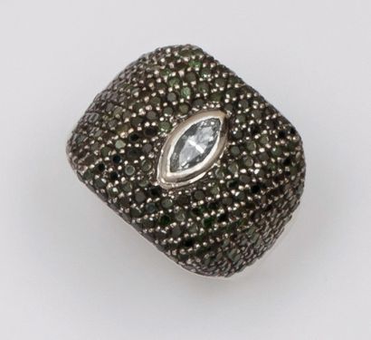 null Bague en or gris ornée d’un diamant de taille navette dans un pavage de diamants...