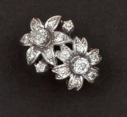 null Bague « Fleurs » en platine et or gris ciselés ornée de diamants taillés en...