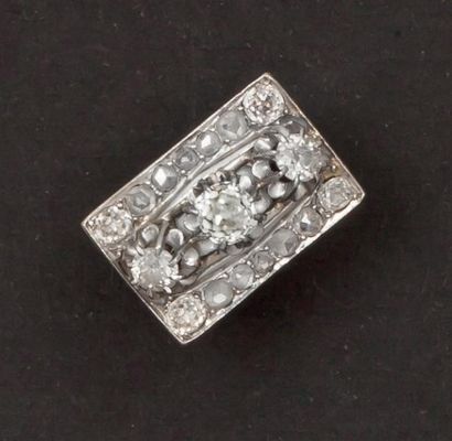 null Bague géométrique en platine et or gris ornée de trois diamants de taille ancienne...