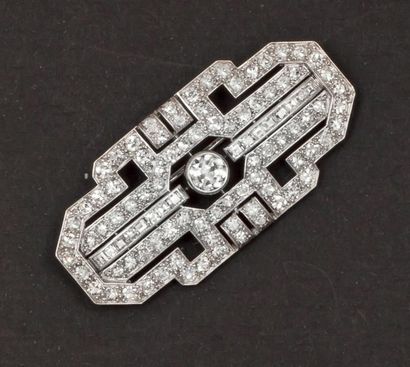 null Broche plaque en platine et or gris ajourés à décor géométrique ornée de diamants...