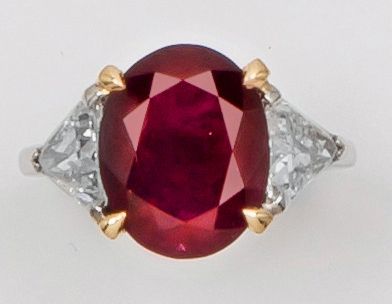 null Bague en or jaune et or gris ornée d’un rubis ovale épaulé de deux diamants...