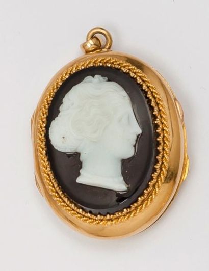 null Pendentif ouvrant en or jaune ornée d’un camée sur agate. 16,7 g.