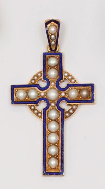 null Pendentif « Croix » en or jaune émaillé bleu orné de demi-perles. P. 13,4 g...