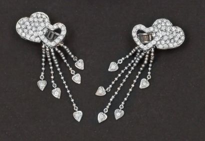 null Paire de pendants d’oreilles en or gris à motifs de « Cœurs » pavés de diamants...