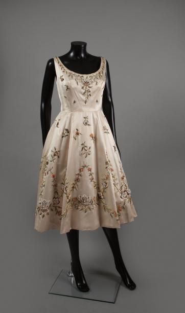 null Pierre BALMAIN haute couture Automne/Hiver 1960-1961

Broderies Lesage 

Robe...