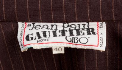 null Gibo pour Jean Paul GAULTIER circa 1986

Robe en lainage tennis marron, col...