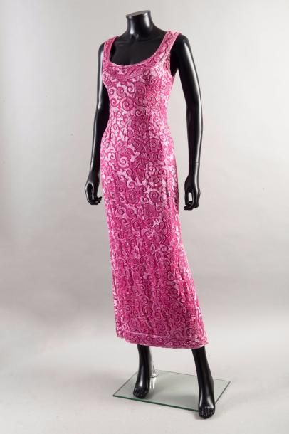 null Guy LAROCHE couture circa 1968

Robe en mousseline rose shocking brodée de perles...