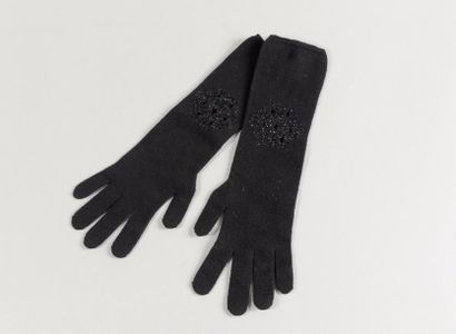 null ALAÏA circa 2015

Paire de gants mi-longs en maille noire ornée d'un motif ajouré...