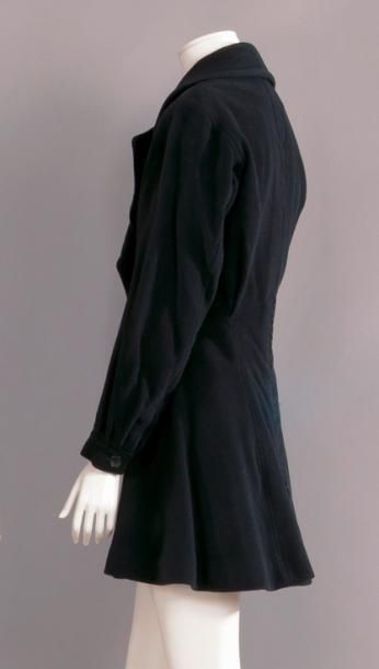 null ALAÏA circa 1990

Manteau redingote en drap noir, grand col châle cranté, boutonnage...