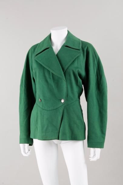 null ALAIA circa 1990

Veste over size courte en drap vert important col châle cranté,...