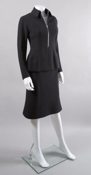 null ALAÏA Couture

Ensemble en crêpe noir composé d'une veste-chasuble zippée à...