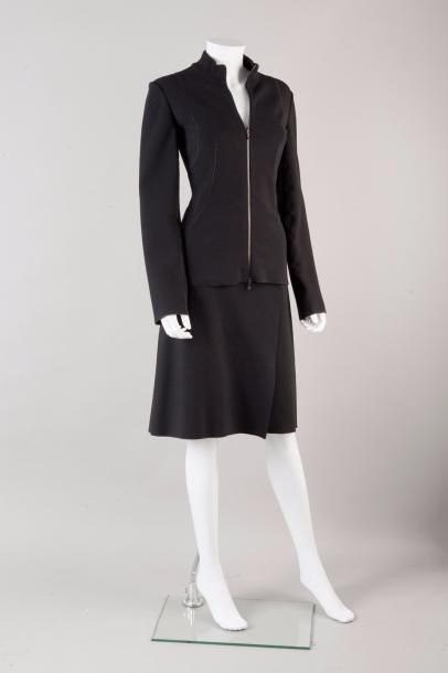 null ALAÏA

Tailleur en jersey de laine noir composé d'une veste zippée à encolure...